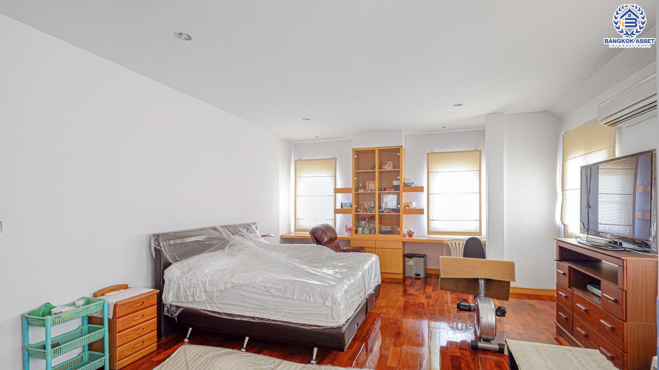 *****บ้านเดี่ยวมือสอง โครงการ ชลลดา บางบัวทอง หลังมุม! คุณภาพระดับ L&H เนื้อที่ 97 ตร.ว. พร้อมฟังก์ชัน 5 ห้องนอน 5 ห้องน้ำ 2 ที่จอดรถ บ้านสวยตกแต่งใหม่พร้อมอยู่ บนทำเลเดินทางสะดวกสบาย ใกล้เซ็นทรัลเวสต์เกต และรถไฟฟ้าสายสีม่วง "สถานีบางพลู"