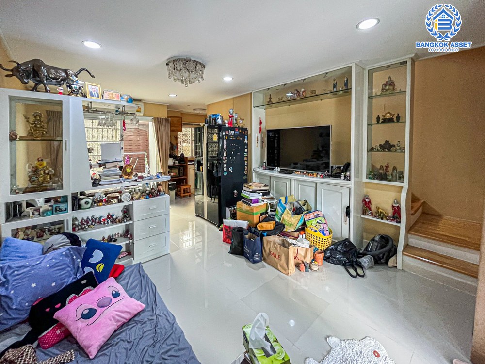 *****ทาวน์เฮ้าส์มือสอง โครงการ บ้านกลางเมือง โชคชัย4 เนื้อที่ 18.30 ตร.ว. ฟังก์ชัน 3 ห้องนอน 3 ห้องน้ำ 1 ที่จอดรถ บ้านสภาพดีเหมือนใหม่ พร้อมเข้าอยู่ แถมฟรี! เครื่องปรับอากาศ บนทำเลดี เชื่อมต่อถนนโชคชัย4 ถนนเสนานิคม ถนนลาดพร้าว จองเลย