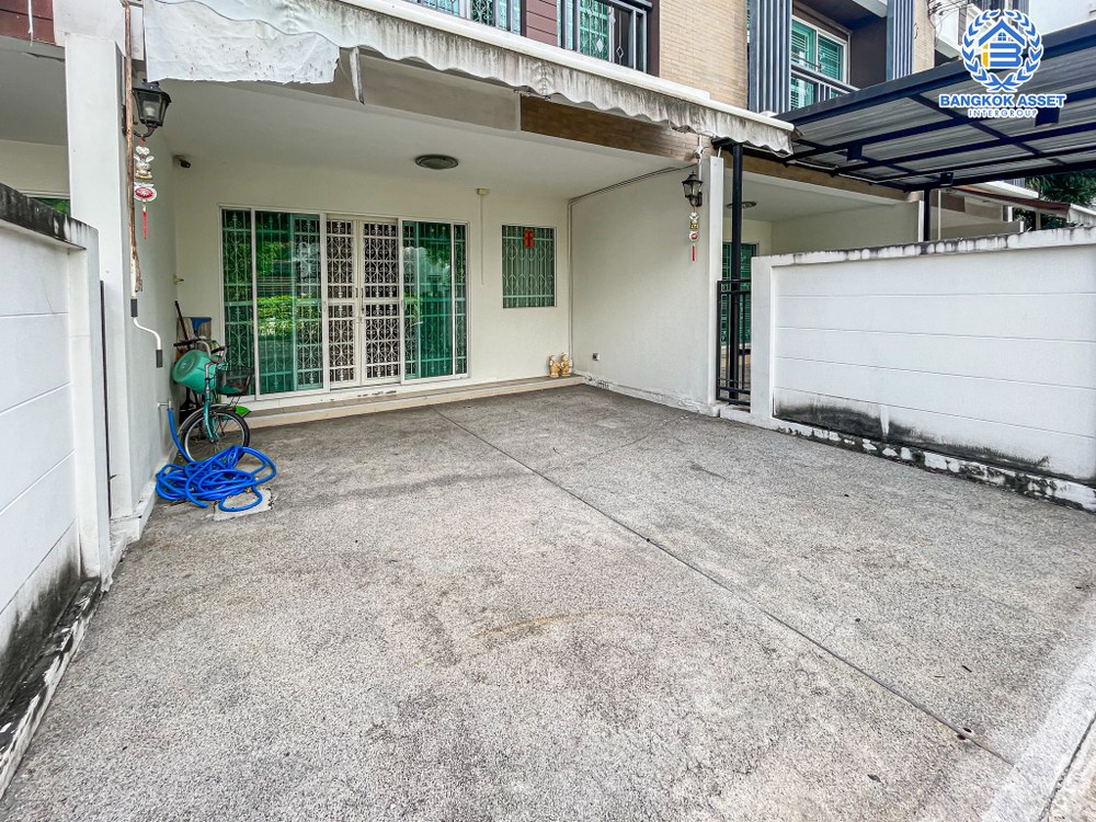 *****ทาวน์เฮ้าส์มือสอง โครงการ บ้านกลางเมือง โชคชัย4 เนื้อที่ 18.30 ตร.ว. ฟังก์ชัน 3 ห้องนอน 3 ห้องน้ำ 1 ที่จอดรถ บ้านสภาพดีเหมือนใหม่ พร้อมเข้าอยู่ แถมฟรี! เครื่องปรับอากาศ บนทำเลดี เชื่อมต่อถนนโชคชัย4 ถนนเสนานิคม ถนนลาดพร้าว จองเลย