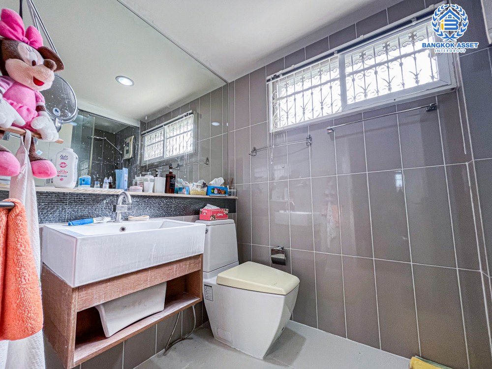 *****ทาวน์เฮ้าส์มือสอง โครงการ บ้านกลางเมือง โชคชัย4 เนื้อที่ 18.30 ตร.ว. ฟังก์ชัน 3 ห้องนอน 3 ห้องน้ำ 1 ที่จอดรถ บ้านสภาพดีเหมือนใหม่ พร้อมเข้าอยู่ แถมฟรี! เครื่องปรับอากาศ บนทำเลดี เชื่อมต่อถนนโชคชัย4 ถนนเสนานิคม ถนนลาดพร้าว จองเลย