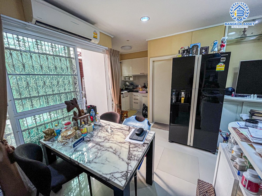 *****ทาวน์เฮ้าส์มือสอง โครงการ บ้านกลางเมือง โชคชัย4 เนื้อที่ 18.30 ตร.ว. ฟังก์ชัน 3 ห้องนอน 3 ห้องน้ำ 1 ที่จอดรถ บ้านสภาพดีเหมือนใหม่ พร้อมเข้าอยู่ แถมฟรี! เครื่องปรับอากาศ บนทำเลดี เชื่อมต่อถนนโชคชัย4 ถนนเสนานิคม ถนนลาดพร้าว จองเลย