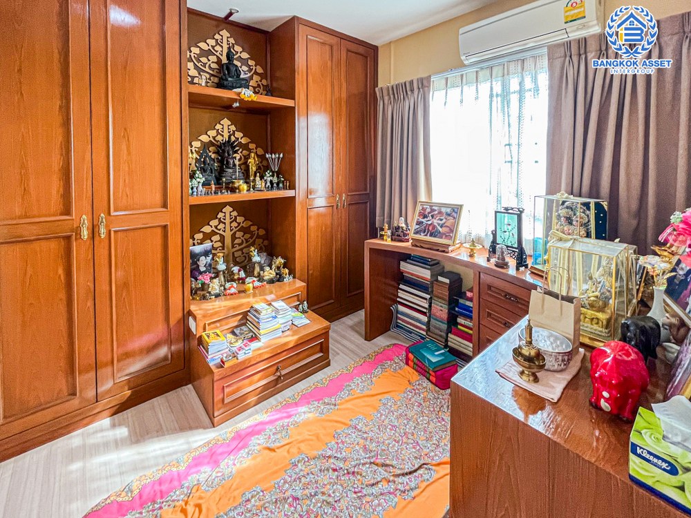 *****ทาวน์เฮ้าส์มือสอง โครงการ บ้านกลางเมือง โชคชัย4 เนื้อที่ 18.30 ตร.ว. ฟังก์ชัน 3 ห้องนอน 3 ห้องน้ำ 1 ที่จอดรถ บ้านสภาพดีเหมือนใหม่ พร้อมเข้าอยู่ แถมฟรี! เครื่องปรับอากาศ บนทำเลดี เชื่อมต่อถนนโชคชัย4 ถนนเสนานิคม ถนนลาดพร้าว จองเลย