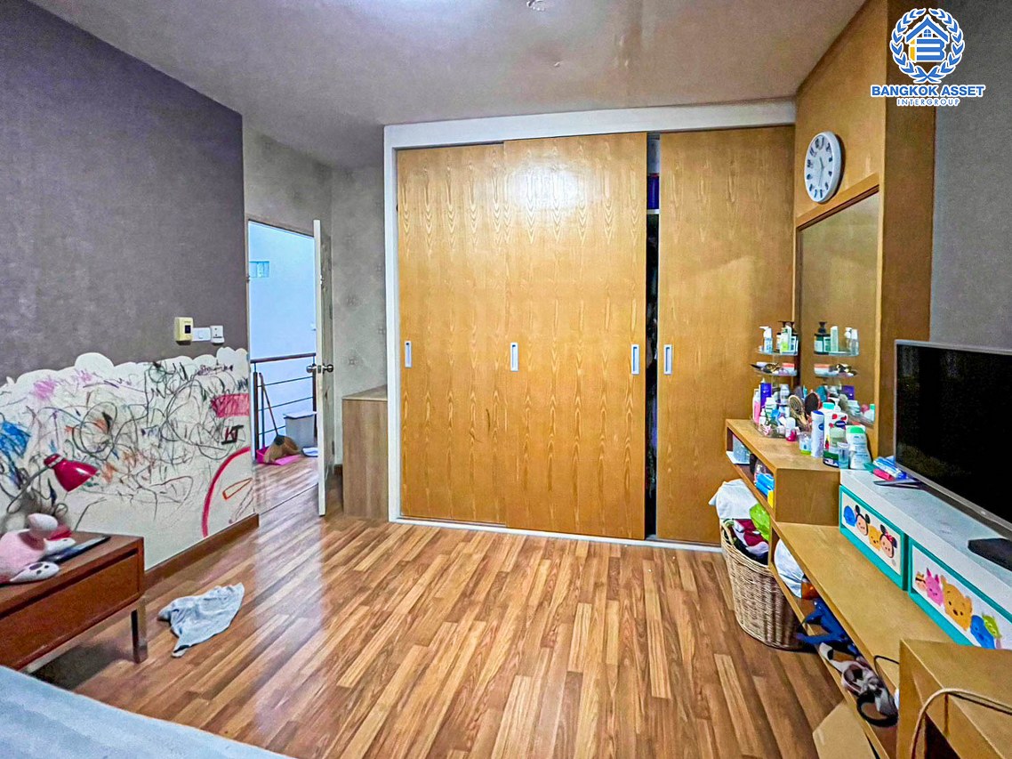 *****ทาวน์เฮ้าส์มือสองปทุมธานี โครงการ ศุภาลัย โนโววิลล์ คลอง5 หลังมุม! เนื้อที่กว้างเกือบ 32 ตร.ว. ฟังก์ชัน 4 ห้องนอน 2 ห้องน้ำ ต่อเติมแล้ว พร้อมเฟอร์นิเจอร์บิ้วอินท์ บนทำเลแห่งการเดินทาง เชื่อมต่อถนนลำลูกกา, ถนนหทัยราษฎร์ ใกล้รถไฟฟ้าสายสีเขียว "สถานีคูคต" จองเลย!