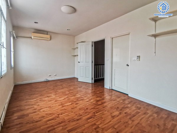 *****ทาวน์เฮ้าส์มือสองกรุงเทพมหานคร โครงการ เดอะคอนเนค7/1 ดอนเมือง-วิภาวดี เนื้อที่กว้าง 21.4 ตร.ว. ฟังก์ชัน 3 ห้องนอน 2 ห้องน้ำ 2 ที่จอดรถ บ้านพร้อมอยู่ บนทำเลดี เดินทางสะดวก ใกล้รถไฟฟ้าสายสีแดง "สถานีดอนเมือง" และจุดขึ้นทางด่วน "อุตราภิมุข"