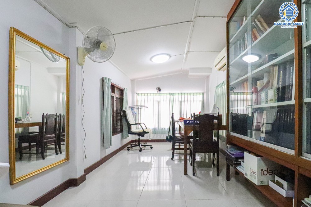 บ้านเดี่ยวมือสอง ลาดพร้าว48 เนื้อที่ 80 ตร.ว. ฟังก์ชัน 4 ห้องนอน 4 ห้องน้ำ 2 ที่จอดรถ บ้านสวยสภาพดีเยี่ยม การเดินทางสะดวกอยู่กลางใจเมือง ตอบโจทย์ทุกไลฟ์สไตล์ เชื่อมต่อถนนลาดพร้าว ถนนสุทธิสาร ถนนรัชดาภิเษก ใกล้รถไฟฟ้าสายสีน้ำเงิน "สถานีสุทธิสาร " และจุดขึ้นทางด่วน "พระราม9"