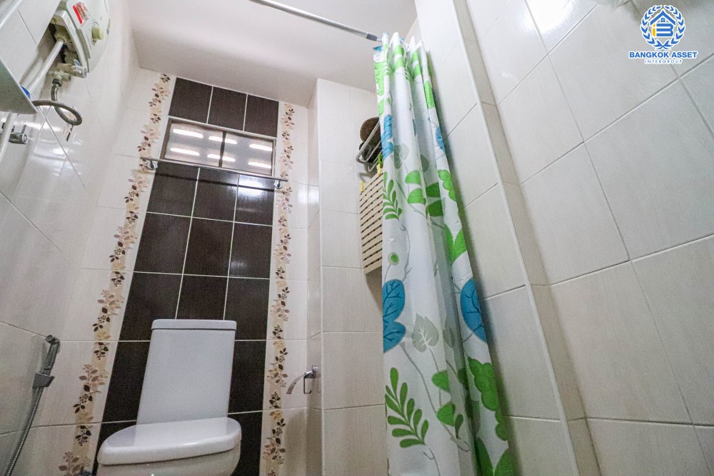 บ้านเดี่ยวมือสอง ลาดพร้าว48 เนื้อที่ 80 ตร.ว. ฟังก์ชัน 4 ห้องนอน 4 ห้องน้ำ 2 ที่จอดรถ บ้านสวยสภาพดีเยี่ยม การเดินทางสะดวกอยู่กลางใจเมือง ตอบโจทย์ทุกไลฟ์สไตล์ เชื่อมต่อถนนลาดพร้าว ถนนสุทธิสาร ถนนรัชดาภิเษก ใกล้รถไฟฟ้าสายสีน้ำเงิน "สถานีสุทธิสาร " และจุดขึ้นทางด่วน "พระราม9"