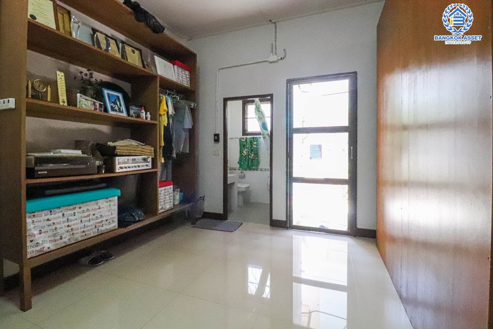 บ้านเดี่ยวมือสอง ลาดพร้าว48 เนื้อที่ 80 ตร.ว. ฟังก์ชัน 4 ห้องนอน 4 ห้องน้ำ 2 ที่จอดรถ บ้านสวยสภาพดีเยี่ยม การเดินทางสะดวกอยู่กลางใจเมือง ตอบโจทย์ทุกไลฟ์สไตล์ เชื่อมต่อถนนลาดพร้าว ถนนสุทธิสาร ถนนรัชดาภิเษก ใกล้รถไฟฟ้าสายสีน้ำเงิน "สถานีสุทธิสาร " และจุดขึ้นทางด่วน "พระราม9"