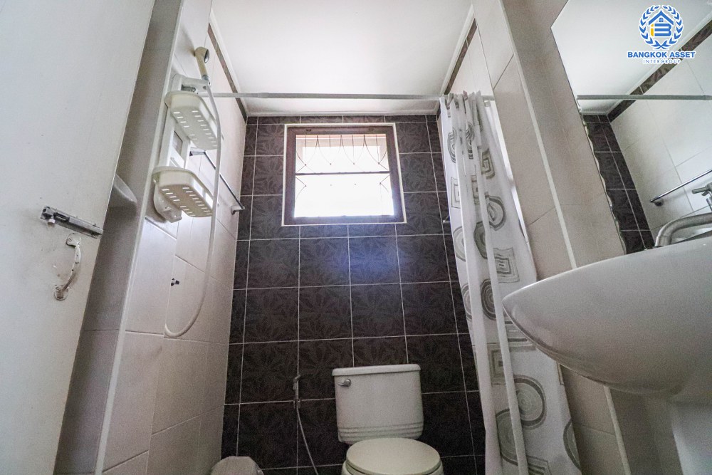 บ้านเดี่ยวมือสอง ลาดพร้าว48 เนื้อที่ 80 ตร.ว. ฟังก์ชัน 4 ห้องนอน 4 ห้องน้ำ 2 ที่จอดรถ บ้านสวยสภาพดีเยี่ยม การเดินทางสะดวกอยู่กลางใจเมือง ตอบโจทย์ทุกไลฟ์สไตล์ เชื่อมต่อถนนลาดพร้าว ถนนสุทธิสาร ถนนรัชดาภิเษก ใกล้รถไฟฟ้าสายสีน้ำเงิน "สถานีสุทธิสาร " และจุดขึ้นทางด่วน "พระราม9"