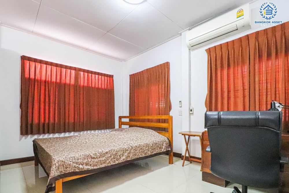 บ้านเดี่ยวมือสอง ลาดพร้าว48 เนื้อที่ 80 ตร.ว. ฟังก์ชัน 4 ห้องนอน 4 ห้องน้ำ 2 ที่จอดรถ บ้านสวยสภาพดีเยี่ยม การเดินทางสะดวกอยู่กลางใจเมือง ตอบโจทย์ทุกไลฟ์สไตล์ เชื่อมต่อถนนลาดพร้าว ถนนสุทธิสาร ถนนรัชดาภิเษก ใกล้รถไฟฟ้าสายสีน้ำเงิน "สถานีสุทธิสาร " และจุดขึ้นทางด่วน "พระราม9"