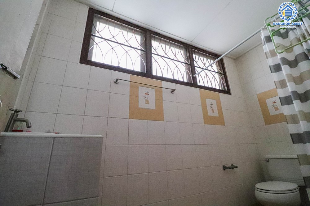 บ้านเดี่ยวมือสอง ลาดพร้าว48 เนื้อที่ 80 ตร.ว. ฟังก์ชัน 4 ห้องนอน 4 ห้องน้ำ 2 ที่จอดรถ บ้านสวยสภาพดีเยี่ยม การเดินทางสะดวกอยู่กลางใจเมือง ตอบโจทย์ทุกไลฟ์สไตล์ เชื่อมต่อถนนลาดพร้าว ถนนสุทธิสาร ถนนรัชดาภิเษก ใกล้รถไฟฟ้าสายสีน้ำเงิน "สถานีสุทธิสาร " และจุดขึ้นทางด่วน "พระราม9"