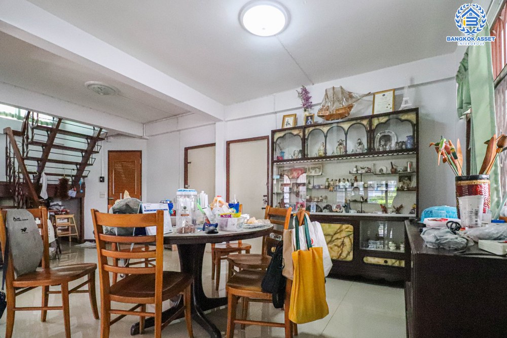 บ้านเดี่ยวมือสอง ลาดพร้าว48 เนื้อที่ 80 ตร.ว. ฟังก์ชัน 4 ห้องนอน 4 ห้องน้ำ 2 ที่จอดรถ บ้านสวยสภาพดีเยี่ยม การเดินทางสะดวกอยู่กลางใจเมือง ตอบโจทย์ทุกไลฟ์สไตล์ เชื่อมต่อถนนลาดพร้าว ถนนสุทธิสาร ถนนรัชดาภิเษก ใกล้รถไฟฟ้าสายสีน้ำเงิน "สถานีสุทธิสาร " และจุดขึ้นทางด่วน "พระราม9"