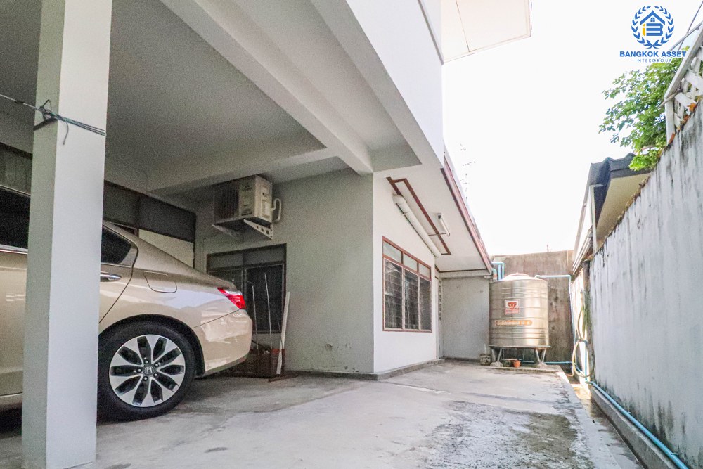 บ้านเดี่ยวมือสอง ลาดพร้าว48 เนื้อที่ 80 ตร.ว. ฟังก์ชัน 4 ห้องนอน 4 ห้องน้ำ 2 ที่จอดรถ บ้านสวยสภาพดีเยี่ยม การเดินทางสะดวกอยู่กลางใจเมือง ตอบโจทย์ทุกไลฟ์สไตล์ เชื่อมต่อถนนลาดพร้าว ถนนสุทธิสาร ถนนรัชดาภิเษก ใกล้รถไฟฟ้าสายสีน้ำเงิน "สถานีสุทธิสาร " และจุดขึ้นทางด่วน "พระราม9"