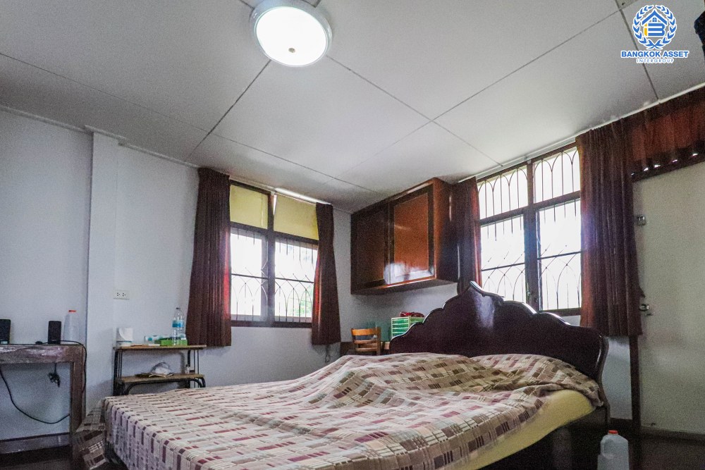 บ้านเดี่ยวมือสอง ลาดพร้าว48 เนื้อที่ 80 ตร.ว. ฟังก์ชัน 4 ห้องนอน 4 ห้องน้ำ 2 ที่จอดรถ บ้านสวยสภาพดีเยี่ยม การเดินทางสะดวกอยู่กลางใจเมือง ตอบโจทย์ทุกไลฟ์สไตล์ เชื่อมต่อถนนลาดพร้าว ถนนสุทธิสาร ถนนรัชดาภิเษก ใกล้รถไฟฟ้าสายสีน้ำเงิน "สถานีสุทธิสาร " และจุดขึ้นทางด่วน "พระราม9"