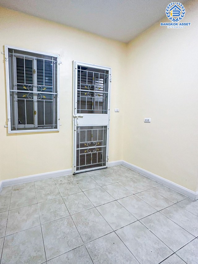 *****ทาวน์เฮ้าส์มือสองกรุงเทพมหานคร โครงการ เดอะคอนเนค7/1 ดอนเมือง-วิภาวดี เนื้อที่กว้าง 21.4 ตร.ว. ฟังก์ชัน 3 ห้องนอน 2 ห้องน้ำ 2 ที่จอดรถ บ้านสภาพดี พร้อมอยู่ บนทำเลเดินทางสะดวก ใกล้รถไฟฟ้าสายสีแดง "สถานีดอนเมือง" และจุดขึ้นทางด่วน "อุตราภิมุข" จองเลย!