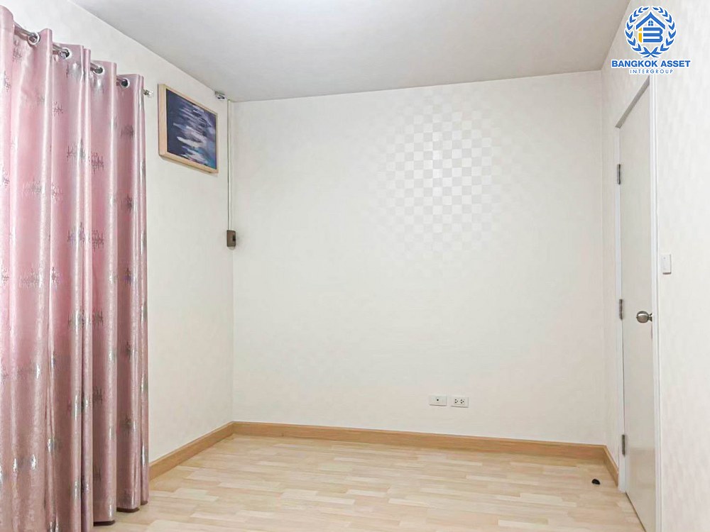 *****ทาวน์โฮม 3 ชั้นมือสอง โครงการ เดอะคอนเนค23 รัตนาธิเบศร์17 หลังมุม เนื้อที่ 21.4 ตร.ว. ฟังก์ชัน 3 ห้องนอน 2 ห้องน้ำ 2 ที่จอดรถ บ้านสภาพดีพร้อมเฟอร์นิเจอร์บิ้วอินท์ ตกแต่งเรียบหรูดูโมเดิร์น พร้อมเข้าอยู่ บนทำเลเดินทางสะดวก เชื่อมต่อถนนรัตนาธิเบศร์ ถนนงามวงศ์วาน ใกล้รถไฟฟ้าสายสีม่วง "สถานีบางกระสอ" จองเลย!