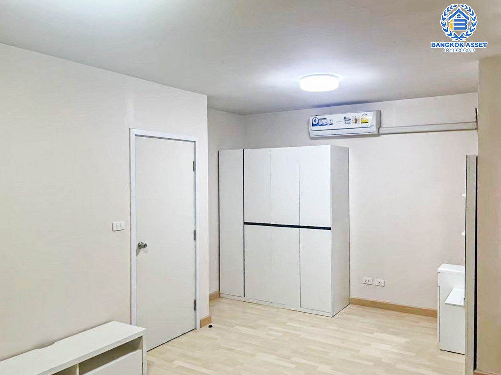 *****ทาวน์โฮม 3 ชั้นมือสอง โครงการ เดอะคอนเนค23 รัตนาธิเบศร์17 หลังมุม เนื้อที่ 21.4 ตร.ว. ฟังก์ชัน 3 ห้องนอน 2 ห้องน้ำ 2 ที่จอดรถ บ้านสภาพดีพร้อมเฟอร์นิเจอร์บิ้วอินท์ ตกแต่งเรียบหรูดูโมเดิร์น พร้อมเข้าอยู่ บนทำเลเดินทางสะดวก เชื่อมต่อถนนรัตนาธิเบศร์ ถนนงามวงศ์วาน ใกล้รถไฟฟ้าสายสีม่วง "สถานีบางกระสอ" จองเลย!