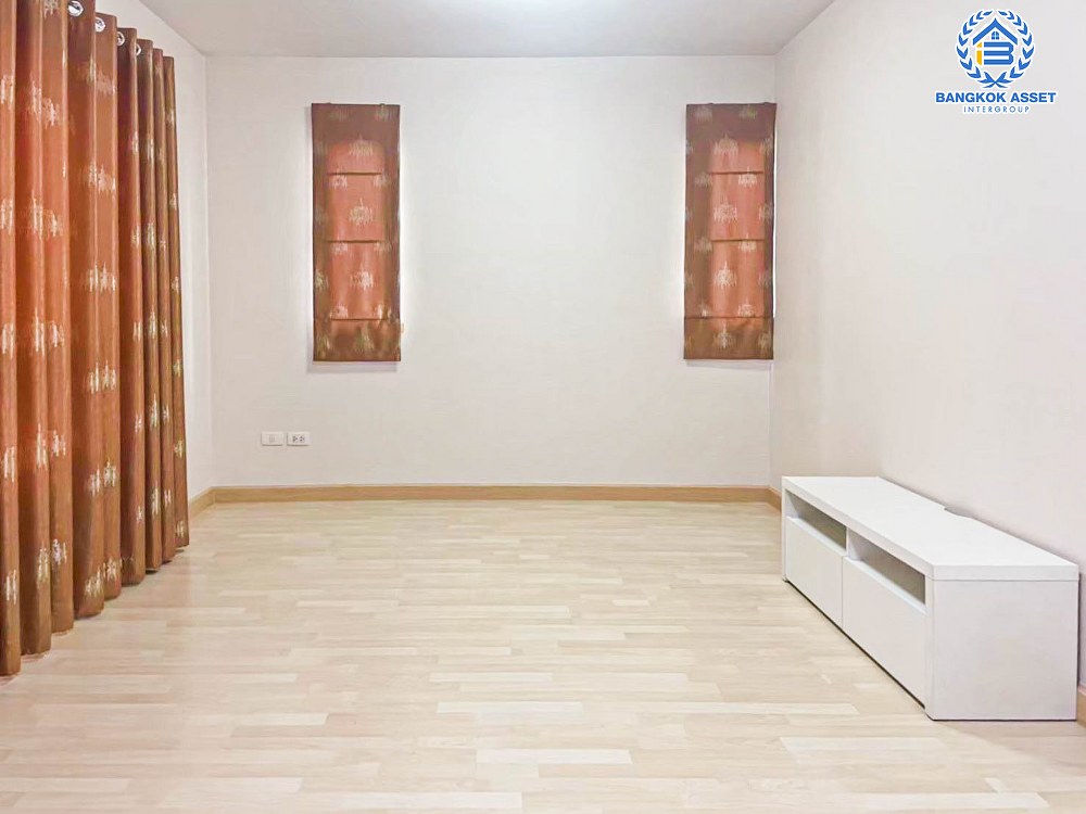 *****ทาวน์โฮม 3 ชั้นมือสอง โครงการ เดอะคอนเนค23 รัตนาธิเบศร์17 หลังมุม เนื้อที่ 21.4 ตร.ว. ฟังก์ชัน 3 ห้องนอน 2 ห้องน้ำ 2 ที่จอดรถ บ้านสภาพดีพร้อมเฟอร์นิเจอร์บิ้วอินท์ ตกแต่งเรียบหรูดูโมเดิร์น พร้อมเข้าอยู่ บนทำเลเดินทางสะดวก เชื่อมต่อถนนรัตนาธิเบศร์ ถนนงามวงศ์วาน ใกล้รถไฟฟ้าสายสีม่วง "สถานีบางกระสอ" จองเลย!