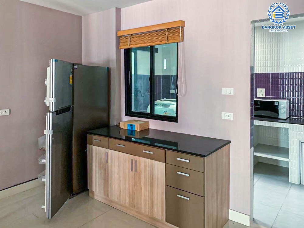 *****ทาวน์โฮม 3 ชั้นมือสอง โครงการ เดอะคอนเนค23 รัตนาธิเบศร์17 หลังมุม เนื้อที่ 21.4 ตร.ว. ฟังก์ชัน 3 ห้องนอน 2 ห้องน้ำ 2 ที่จอดรถ บ้านสภาพดีพร้อมเฟอร์นิเจอร์บิ้วอินท์ ตกแต่งเรียบหรูดูโมเดิร์น พร้อมเข้าอยู่ บนทำเลเดินทางสะดวก เชื่อมต่อถนนรัตนาธิเบศร์ ถนนงามวงศ์วาน ใกล้รถไฟฟ้าสายสีม่วง "สถานีบางกระสอ" จองเลย!