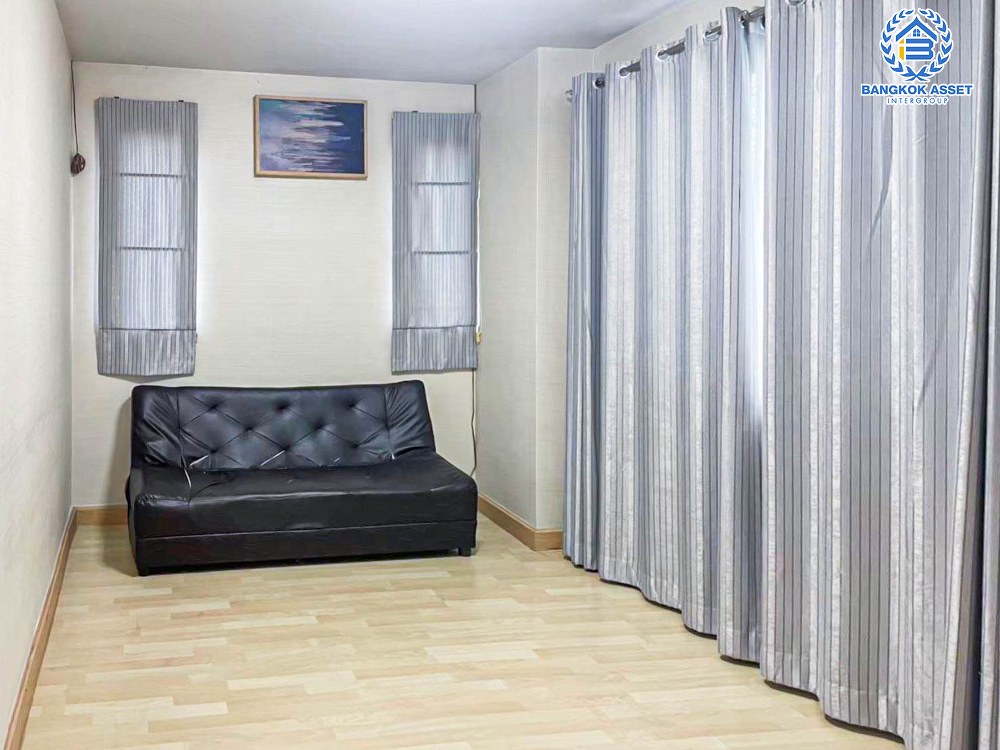 *****ทาวน์โฮม 3 ชั้นมือสอง โครงการ เดอะคอนเนค23 รัตนาธิเบศร์17 หลังมุม เนื้อที่ 21.4 ตร.ว. ฟังก์ชัน 3 ห้องนอน 2 ห้องน้ำ 2 ที่จอดรถ บ้านสภาพดีพร้อมเฟอร์นิเจอร์บิ้วอินท์ ตกแต่งเรียบหรูดูโมเดิร์น พร้อมเข้าอยู่ บนทำเลเดินทางสะดวก เชื่อมต่อถนนรัตนาธิเบศร์ ถนนงามวงศ์วาน ใกล้รถไฟฟ้าสายสีม่วง "สถานีบางกระสอ" จองเลย!