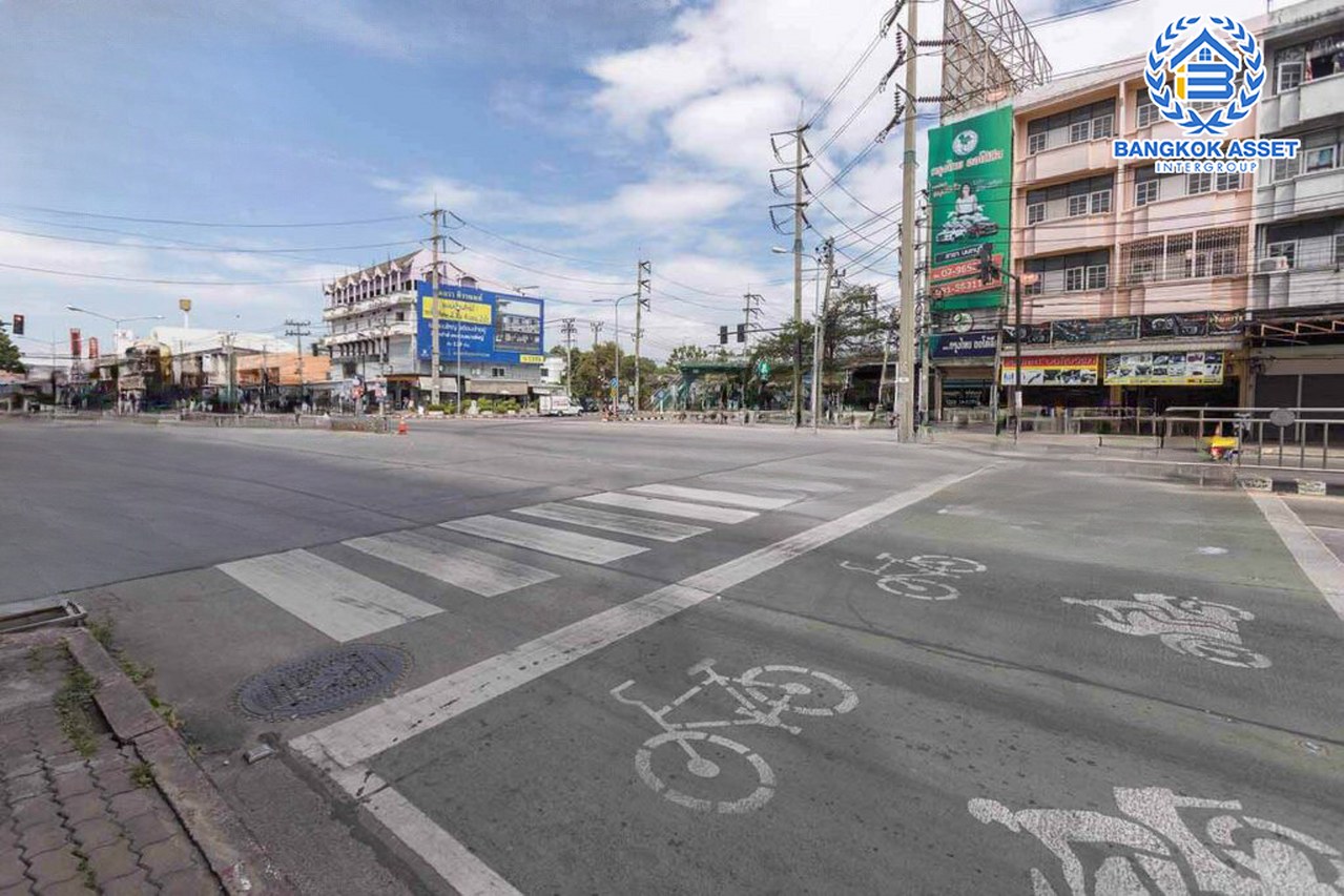 *****อาคารพาณิชย์มือสอง 4 ชั้น ติดถนนพิบูลย์สงคราม ซอยพิบูลสงคราม15 เนื้อที่ 20 ตร.ว. ฟังก์ชัน 3 ห้องนอน 3 ห้องน้ำ บนทำเลเยี่ยม เชื่อมต่อถนนนครอินทร์, ถนนรัตนาธิเบศร์ ใกล้รถไฟฟ้าสายสีม่วง "สถานีแยกติวานนท์" เพียงแค่ 6 นาที จองเลย!