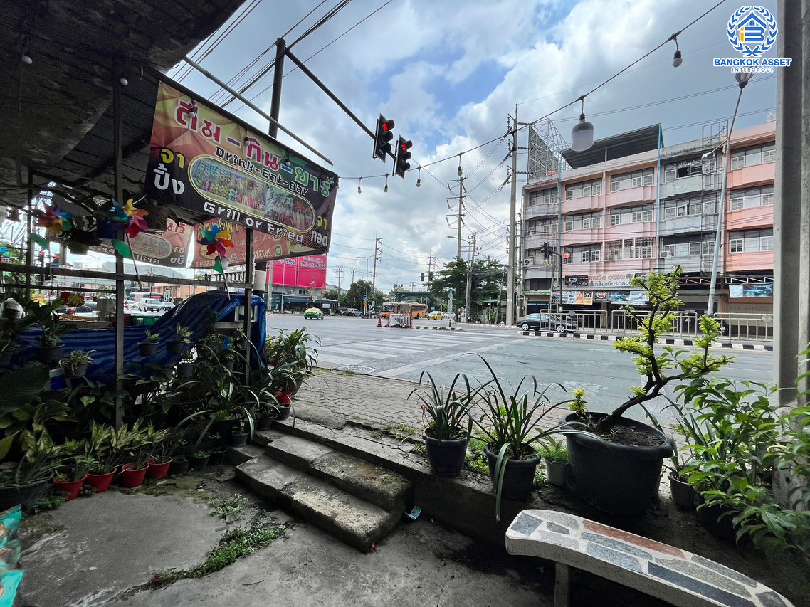 *****อาคารพาณิชย์มือสอง 4 ชั้น ติดถนนพิบูลย์สงคราม ซอยพิบูลสงคราม15 เนื้อที่ 20 ตร.ว. ฟังก์ชัน 3 ห้องนอน 3 ห้องน้ำ บนทำเลเยี่ยม เชื่อมต่อถนนนครอินทร์, ถนนรัตนาธิเบศร์ ใกล้รถไฟฟ้าสายสีม่วง "สถานีแยกติวานนท์" เพียงแค่ 6 นาที จองเลย!