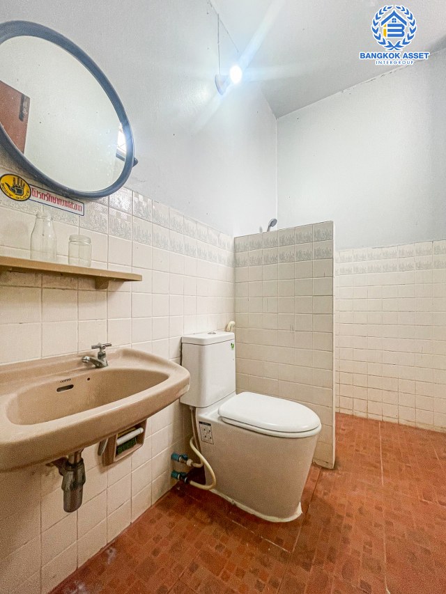 *****ทาวน์เฮ้าส์มือสองกรุงเทพมหานคร หมู่บ้าน กฤษดานคร 16-17 บรมราชชนนี เนื้อที่กว้าง 20 ตร.ว. ฟังก์ชัน 2 ห้องนอน 2 ห้องน้ำ 1 ที่จอดรถ บ้านสภาพดี บนทำเลดี เชื่อมต่อถนนบรมราชชนนี, ถนนเพชรเกษม ใกล้ทางคู่ขนานลอยฟ้าบรมราชชนนี, ม.มหิดล และเซ็นทรัลศาลายา ราคาถูกที่สุดในโครงการ!