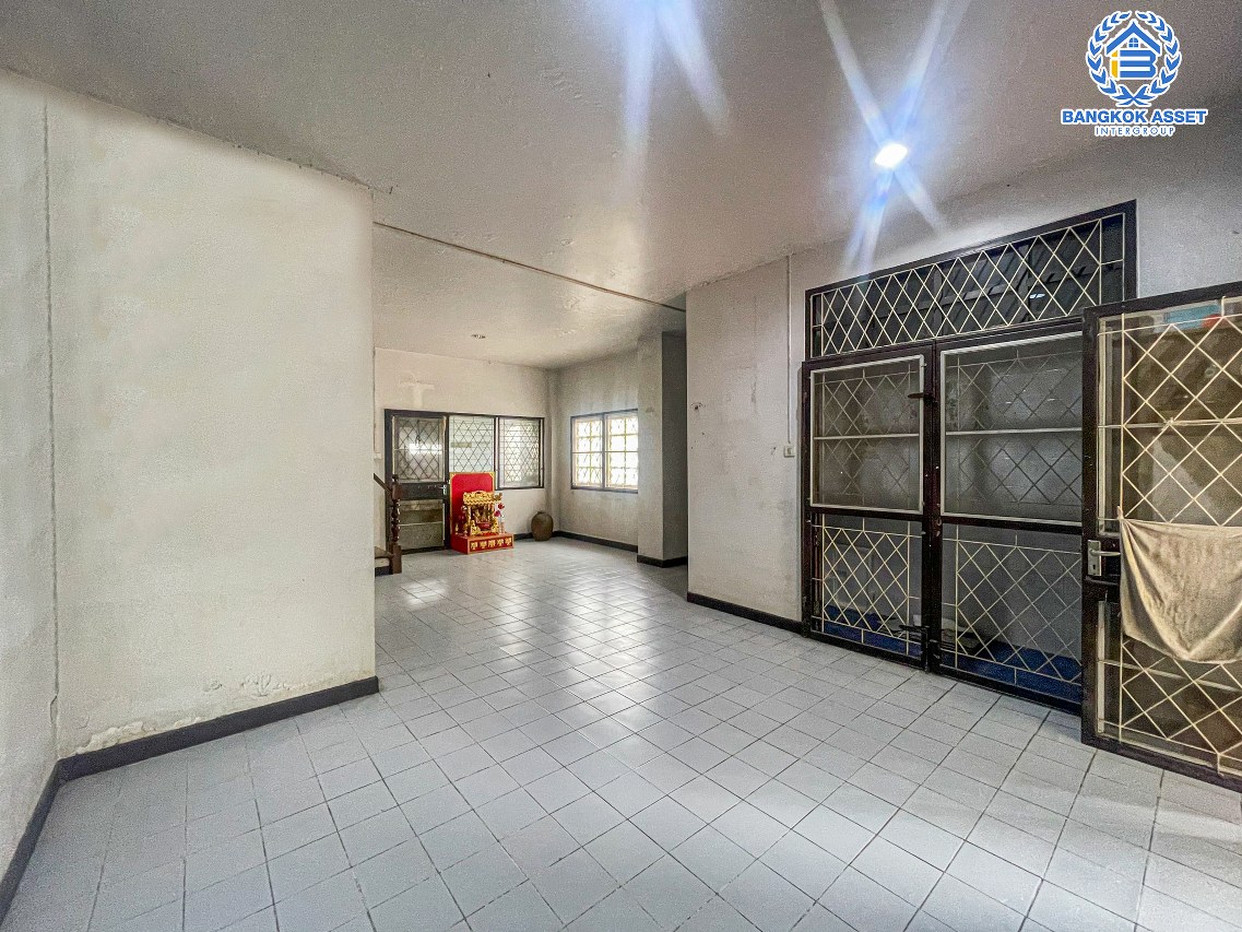 *****ทาวน์เฮ้าส์มือสองกรุงเทพมหานคร หมู่บ้าน กฤษดานคร 16-17 บรมราชชนนี เนื้อที่กว้าง 20 ตร.ว. ฟังก์ชัน 2 ห้องนอน 2 ห้องน้ำ 1 ที่จอดรถ บ้านสภาพดี บนทำเลดี เชื่อมต่อถนนบรมราชชนนี, ถนนเพชรเกษม ใกล้ทางคู่ขนานลอยฟ้าบรมราชชนนี, ม.มหิดล และเซ็นทรัลศาลายา ราคาถูกที่สุดในโครงการ!