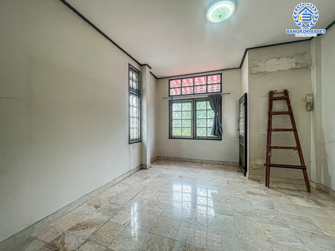 *****ทาวน์เฮ้าส์มือสองกรุงเทพมหานคร หมู่บ้าน กฤษดานคร 16-17 บรมราชชนนี เนื้อที่กว้าง 20 ตร.ว. ฟังก์ชัน 2 ห้องนอน 2 ห้องน้ำ 1 ที่จอดรถ บ้านสภาพดี บนทำเลดี เชื่อมต่อถนนบรมราชชนนี, ถนนเพชรเกษม ใกล้ทางคู่ขนานลอยฟ้าบรมราชชนนี, ม.มหิดล และเซ็นทรัลศาลายา ราคาถูกที่สุดในโครงการ!