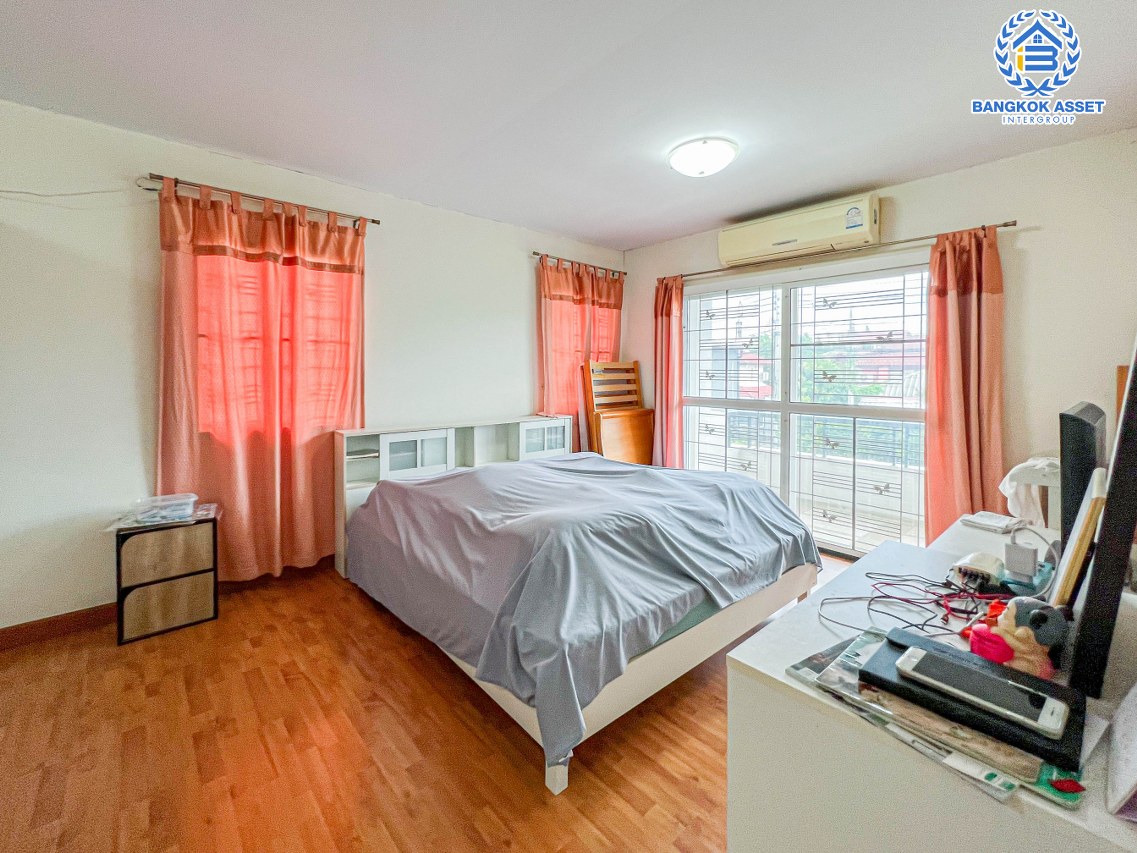 *****บ้านเดี่ยวมือสองนนทบุรี โครงการ พฤกษาวิลเลจ11 รัตนาธิเบศร์ เนื้อที่กว้างมากถึง 66.1 ตร.ว. ฟังก์ชัน 3 ห้องนอน 2 ห้องน้ำ 1 ที่จอดรถ บ้านสภาพสวย บนทำเลดี เดินทางสะดวก เชื่อมต่อถนนรัตนาธิเบศร์ และถนนราชพฤกษ์ ใกล้รถไฟฟ้าสายสีม่วง "สถานีบางรักน้อยท่าอิฐ" จองเลย!