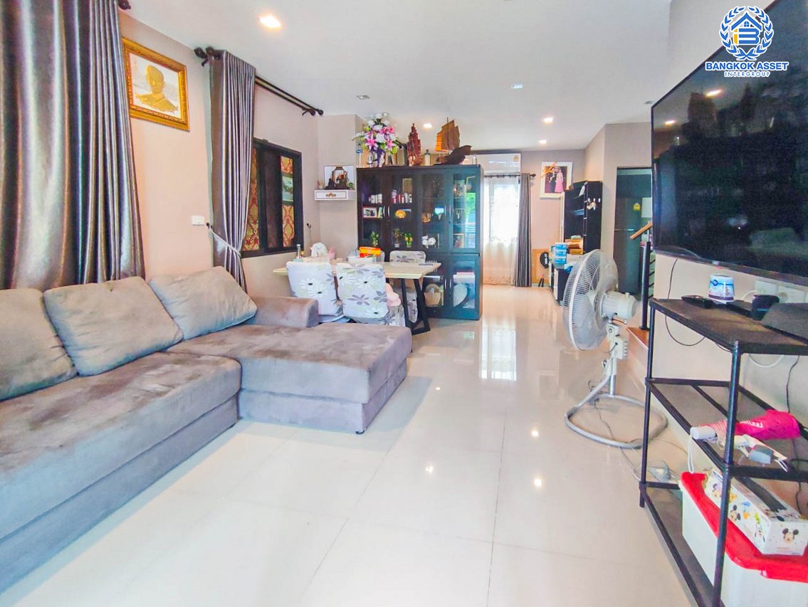 *****บ้านแฝดมือสองนนทบุรี โครงการ เวนิว พระราม5-3 เนื้อที่กว้าง 40.2 ตร.ว. ฟังก์ชัน 3 ห้องนอน 3 ห้องน้ำ 2 ที่จอดรถ แถมฟรี! 2 เครื่องปรับอากาศ, 1 เครื่องทำน้ำอุ่น และเฟอร์นิเจอร์บิวท์อิน บนทำเลเยี่ยม ใกล้รถไฟฟ้าสายสีม่วง "สถานีกระทรวงสาธารณะสุข" และจุดขึ้นทางด่วน "ศรีรัช"