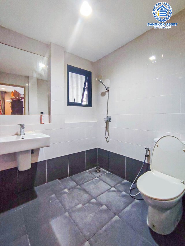 *****บ้านแฝดมือสองนนทบุรี โครงการ เวนิว พระราม5-3 เนื้อที่กว้าง 40.2 ตร.ว. ฟังก์ชัน 3 ห้องนอน 3 ห้องน้ำ 2 ที่จอดรถ แถมฟรี! 2 เครื่องปรับอากาศ, 1 เครื่องทำน้ำอุ่น และเฟอร์นิเจอร์บิวท์อิน บนทำเลเยี่ยม ใกล้รถไฟฟ้าสายสีม่วง "สถานีกระทรวงสาธารณะสุข" และจุดขึ้นทางด่วน "ศรีรัช"