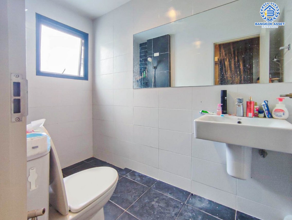 *****บ้านแฝดมือสองนนทบุรี โครงการ เวนิว พระราม5-3 เนื้อที่กว้าง 40.2 ตร.ว. ฟังก์ชัน 3 ห้องนอน 3 ห้องน้ำ 2 ที่จอดรถ แถมฟรี! 2 เครื่องปรับอากาศ, 1 เครื่องทำน้ำอุ่น และเฟอร์นิเจอร์บิวท์อิน บนทำเลเยี่ยม ใกล้รถไฟฟ้าสายสีม่วง "สถานีกระทรวงสาธารณะสุข" และจุดขึ้นทางด่วน "ศรีรัช"