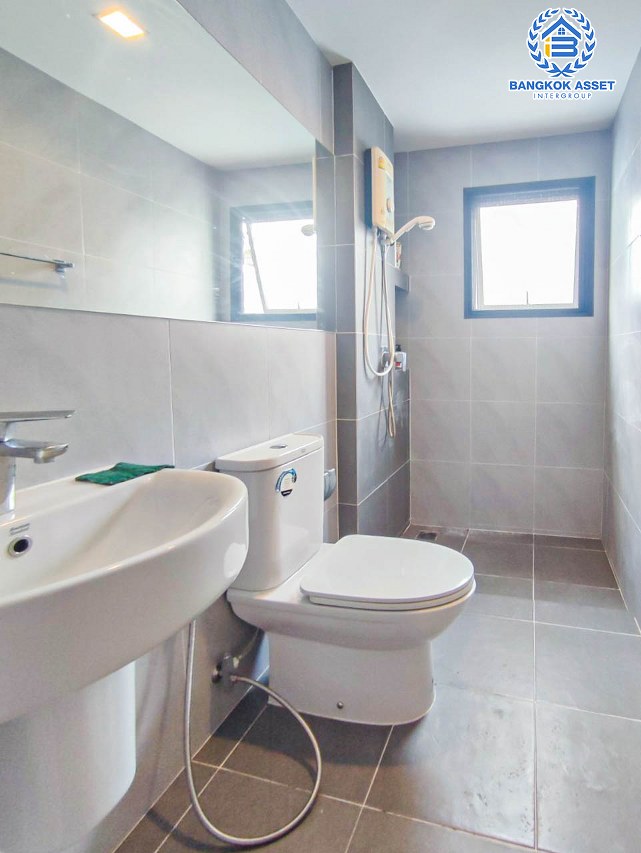 *****บ้านแฝดมือสองนนทบุรี โครงการ เวนิว พระราม5-3 เนื้อที่กว้าง 40.2 ตร.ว. ฟังก์ชัน 3 ห้องนอน 3 ห้องน้ำ 2 ที่จอดรถ แถมฟรี! 2 เครื่องปรับอากาศ, 1 เครื่องทำน้ำอุ่น และเฟอร์นิเจอร์บิวท์อิน บนทำเลเยี่ยม ใกล้รถไฟฟ้าสายสีม่วง "สถานีกระทรวงสาธารณะสุข" และจุดขึ้นทางด่วน "ศรีรัช"