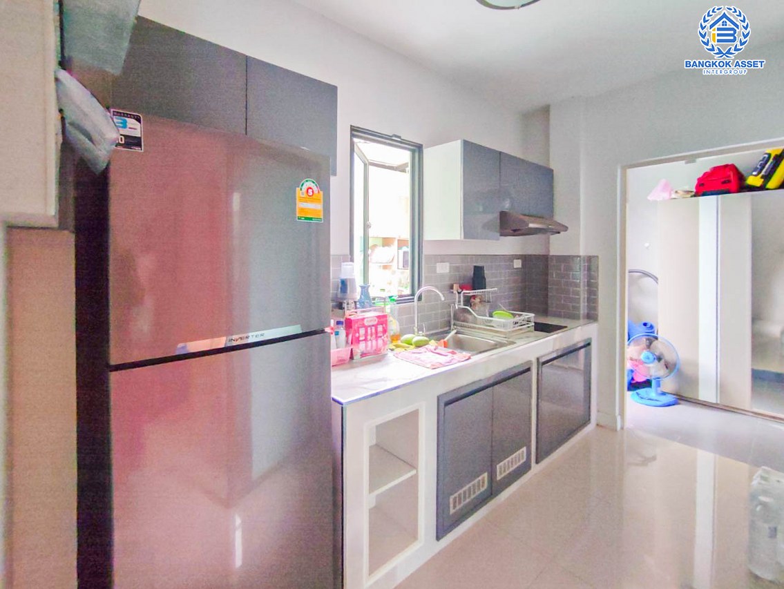 *****บ้านแฝดมือสองนนทบุรี โครงการ เวนิว พระราม5-3 เนื้อที่กว้าง 40.2 ตร.ว. ฟังก์ชัน 3 ห้องนอน 3 ห้องน้ำ 2 ที่จอดรถ แถมฟรี! 2 เครื่องปรับอากาศ, 1 เครื่องทำน้ำอุ่น และเฟอร์นิเจอร์บิวท์อิน บนทำเลเยี่ยม ใกล้รถไฟฟ้าสายสีม่วง "สถานีกระทรวงสาธารณะสุข" และจุดขึ้นทางด่วน "ศรีรัช"