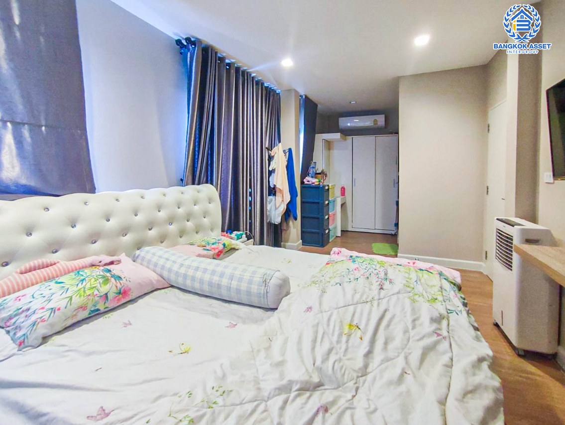 *****บ้านแฝดมือสองนนทบุรี โครงการ เวนิว พระราม5-3 เนื้อที่กว้าง 40.2 ตร.ว. ฟังก์ชัน 3 ห้องนอน 3 ห้องน้ำ 2 ที่จอดรถ แถมฟรี! 2 เครื่องปรับอากาศ, 1 เครื่องทำน้ำอุ่น และเฟอร์นิเจอร์บิวท์อิน บนทำเลเยี่ยม ใกล้รถไฟฟ้าสายสีม่วง "สถานีกระทรวงสาธารณะสุข" และจุดขึ้นทางด่วน "ศรีรัช"