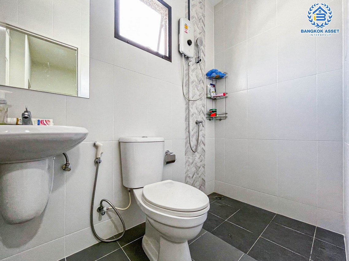 *****ทาวน์เฮ้าส์มือสองกรุงเทพมหานคร โครงการ พลีโน่ พระราม9-กรุงเทพกรีฑา2 เนื้อที่เกือบ 19 ตร.ว. ฟังก์ชัน 3 ห้องนอน 2 ห้องน้ำ 1 ที่จอดรถ บ้านสภาพดี แถมฟรี! 4 เครื่องปรับอากาศ 2 เครื่องทำน้ำอุ่น ฯลฯ บนทำเลเชื่อมต่อถนนรามคำแหง, ถนนกรุงเทพกรีฑา ใกล้จุดขึ้นทางด่วน "วงแหวนกาญจนาภิเษก"