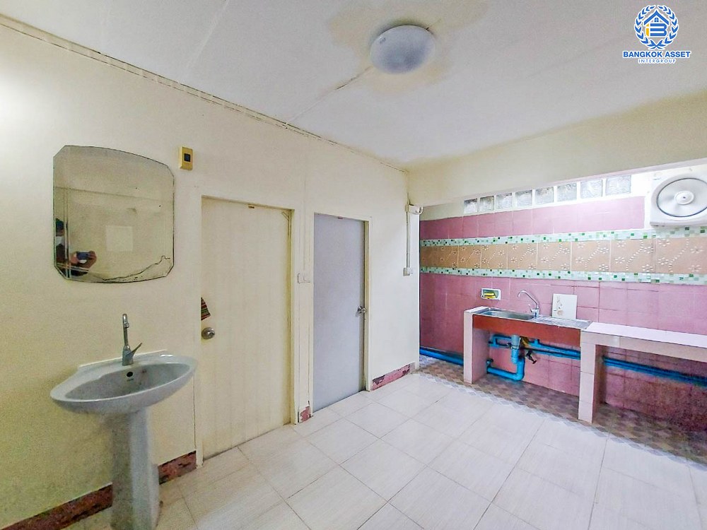 *****บ้านมือสอง ตึกเเถวเเยกท่านา เพชรเกษม เนื้อที่กว้าง 18.50 ตร.ว. ฟังก์ชัน 3 ห้องนอน 3 ห้องน้ำ 1 ที่จอดรถ บ้านสภาพดี พร้อมเข้าอยู่ บนทำเลเดนทางสะดวก เชื่อมต่อถนนสุขาภิบาล6 ทางหลวง3233 ซอยกัญจพัฒน์  ใกล้เทสโก้ โลตัส นครชัยศรี จองเลย!