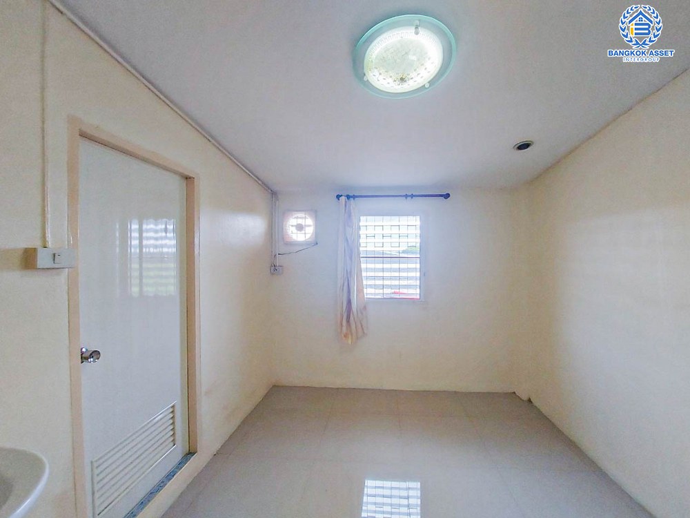 *****บ้านมือสอง ตึกเเถวเเยกท่านา เพชรเกษม เนื้อที่กว้าง 18.50 ตร.ว. ฟังก์ชัน 3 ห้องนอน 3 ห้องน้ำ 1 ที่จอดรถ บ้านสภาพดี พร้อมเข้าอยู่ บนทำเลเดนทางสะดวก เชื่อมต่อถนนสุขาภิบาล6 ทางหลวง3233 ซอยกัญจพัฒน์  ใกล้เทสโก้ โลตัส นครชัยศรี จองเลย!