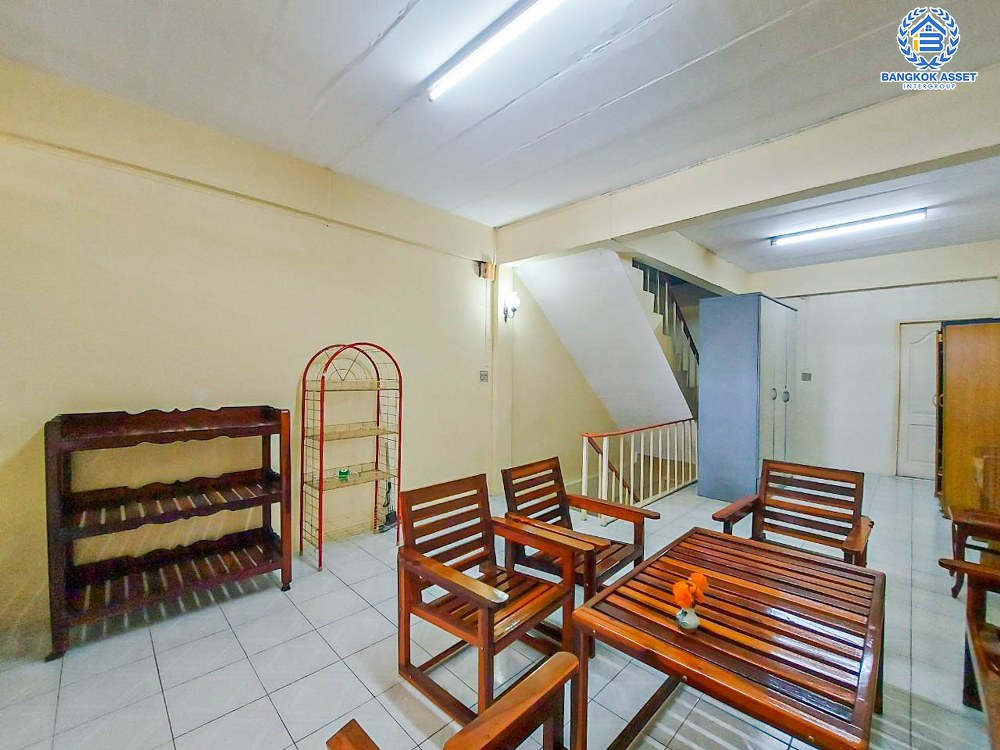 *****บ้านมือสอง ตึกเเถวเเยกท่านา เพชรเกษม เนื้อที่กว้าง 18.50 ตร.ว. ฟังก์ชัน 3 ห้องนอน 3 ห้องน้ำ 1 ที่จอดรถ บ้านสภาพดี พร้อมเข้าอยู่ บนทำเลเดนทางสะดวก เชื่อมต่อถนนสุขาภิบาล6 ทางหลวง3233 ซอยกัญจพัฒน์  ใกล้เทสโก้ โลตัส นครชัยศรี จองเลย!