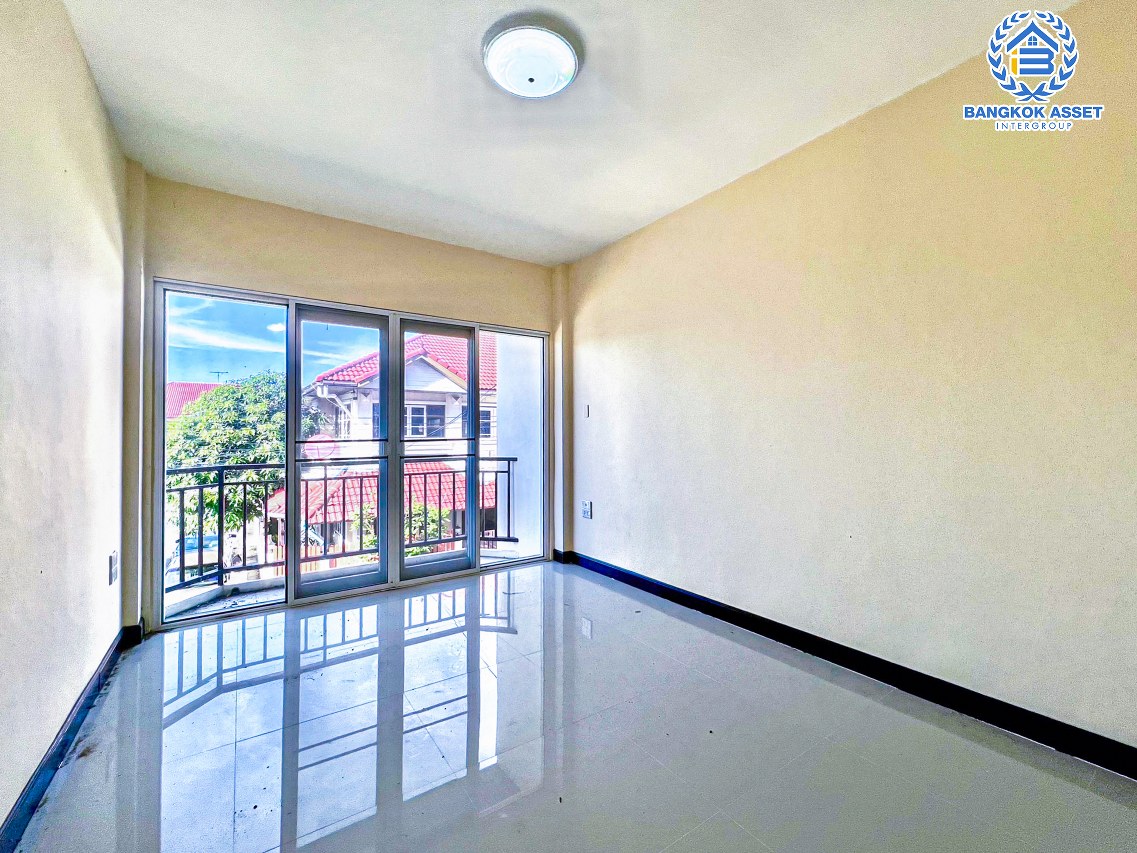 *****ทาวน์เฮ้าส์มือสองนนทบุรี หมู่บ้าน บิวตี้เฮ้าส์4 กาญจนาภิเษก เนื้อที่กว้าง 21 ตร.ว. ฟังก์ชัน 3 ห้องนอน 2 ห้องน้ำ 1 ที่จอดรถ บ้านพร้อมอยู่ แถมฟรี! ปั๊มน้ำ, แทงค์น้ำ โซฟา และตู้เย็น บนทำเลแห่งการเดินทาง เชื่อมต่อถนนกาญจนาภิเษก ใกล้จุดขึ้นทางด่วน "ศรีรัช" จองเลย!