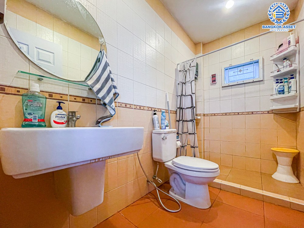 *****บ้านเดี่ยวมือสอง โครงการ ศิขรินทร์ ปิ่นเกล้า-สิรินธร เนื้อที่ 59.10 ตร.ว. ฟังก์ชัน 3 ห้องนอน 2 ห้องน้ำ 2 ที่จอดรถ บ้านเดี่ยวหลังใหญ่พร้อมอยู่ ถูกที่สุดในโครงการ! บนทำเลเดินทางสะดวก เชื่อมต่อถนนบางกรวย-ไทรน้อย ใกล้รถไฟฟ้าสายสีแดง "สถานีบางบำหรุ" และจุดขึ้นทางพิเศษประจิมรัถยา