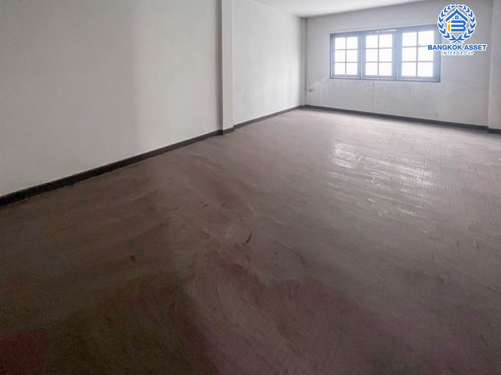 *****ทาวน์โฮม 3 ชั้น มือสอง โครงการ พิบูลย์การ์เด้นวิลล์ พิบูลย์สงคราม16 เนื้อที่เกือบ 36 ตร.ว. ฟังก์ชัน 4 ห้องนอน 5 ห้องน้ำ จอดรถได้ 1 คัน ตั้งบนสุดยอดทำเล เชื่อมถนนพิบูลย์สงคราม, วงศ์สว่าง, นครอินทร์ และติวานนท์ ใกล้รถไฟฟ้าสายสีม่วง "สถานีแยกติวานนท์" และจุดขึ้นทางด่วน "ศรีรัช-วงแหวนรอบนอก" จองเลย!