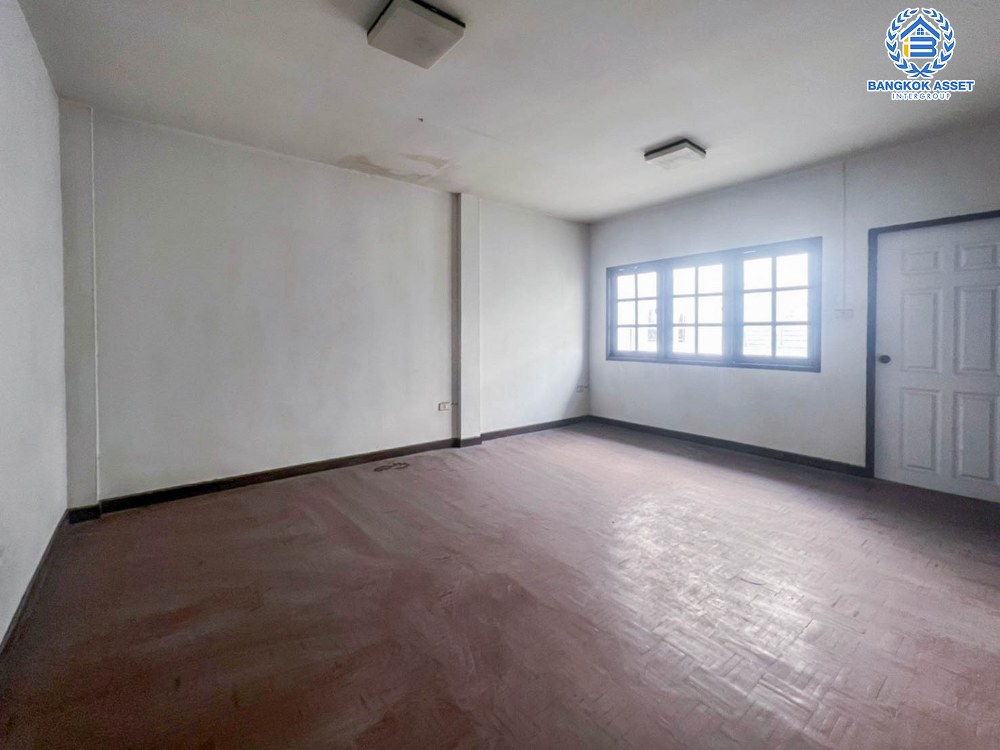 *****ทาวน์โฮม 3 ชั้น มือสอง โครงการ พิบูลย์การ์เด้นวิลล์ พิบูลย์สงคราม16 เนื้อที่เกือบ 36 ตร.ว. ฟังก์ชัน 4 ห้องนอน 5 ห้องน้ำ จอดรถได้ 1 คัน ตั้งบนสุดยอดทำเล เชื่อมถนนพิบูลย์สงคราม, วงศ์สว่าง, นครอินทร์ และติวานนท์ ใกล้รถไฟฟ้าสายสีม่วง "สถานีแยกติวานนท์" และจุดขึ้นทางด่วน "ศรีรัช-วงแหวนรอบนอก" จองเลย!