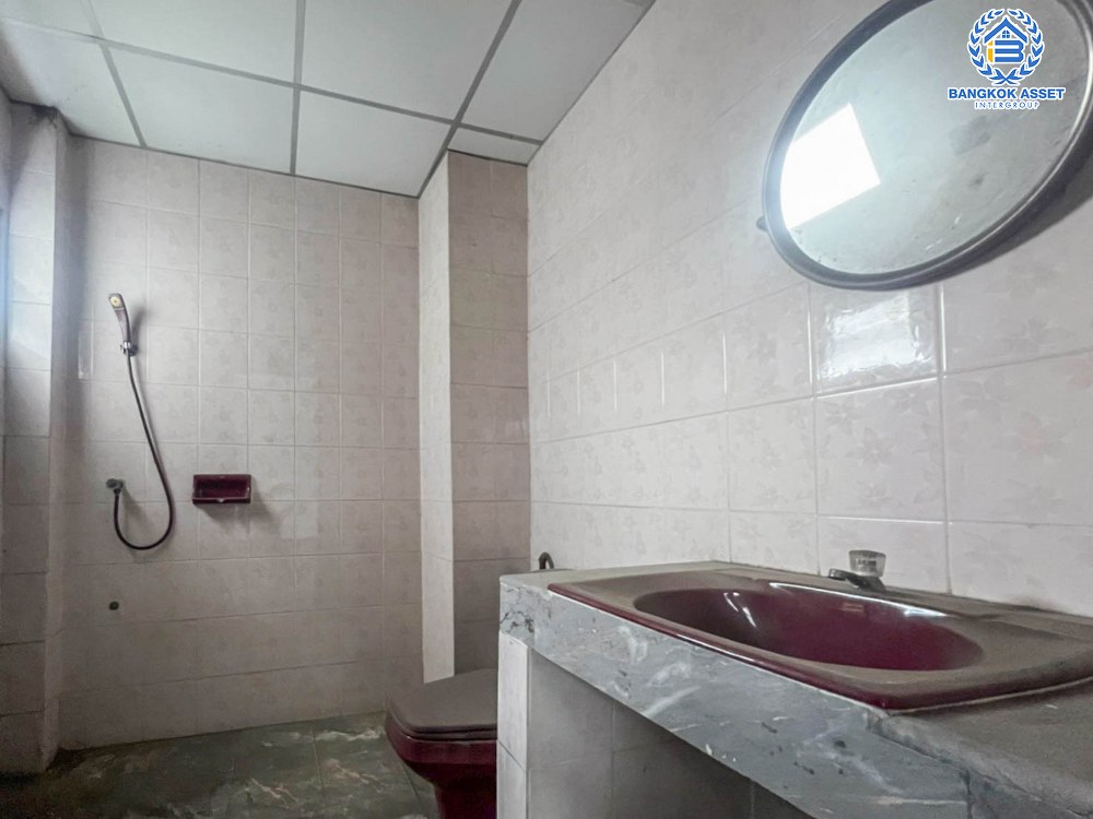 *****ทาวน์โฮม 3 ชั้น มือสอง โครงการ พิบูลย์การ์เด้นวิลล์ พิบูลย์สงคราม16 เนื้อที่เกือบ 36 ตร.ว. ฟังก์ชัน 4 ห้องนอน 5 ห้องน้ำ จอดรถได้ 1 คัน ตั้งบนสุดยอดทำเล เชื่อมถนนพิบูลย์สงคราม, วงศ์สว่าง, นครอินทร์ และติวานนท์ ใกล้รถไฟฟ้าสายสีม่วง "สถานีแยกติวานนท์" และจุดขึ้นทางด่วน "ศรีรัช-วงแหวนรอบนอก" จองเลย!