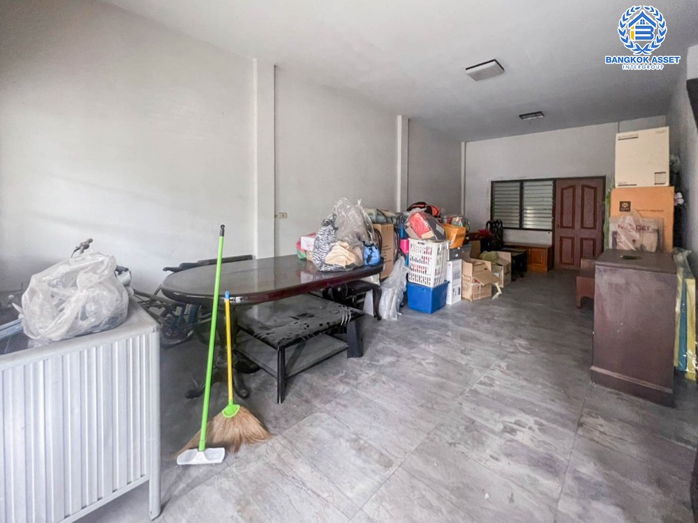 *****ทาวน์โฮม 3 ชั้น มือสอง โครงการ พิบูลย์การ์เด้นวิลล์ พิบูลย์สงคราม16 เนื้อที่เกือบ 36 ตร.ว. ฟังก์ชัน 4 ห้องนอน 5 ห้องน้ำ จอดรถได้ 1 คัน ตั้งบนสุดยอดทำเล เชื่อมถนนพิบูลย์สงคราม, วงศ์สว่าง, นครอินทร์ และติวานนท์ ใกล้รถไฟฟ้าสายสีม่วง "สถานีแยกติวานนท์" และจุดขึ้นทางด่วน "ศรีรัช-วงแหวนรอบนอก" จองเลย!