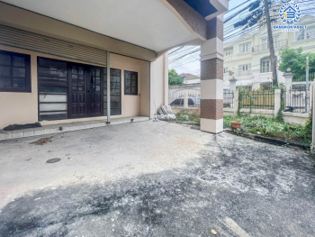 *****ทาวน์โฮม 3 ชั้น มือสอง โครงการ พิบูลย์การ์เด้นวิลล์ พิบูลย์สงคราม16 เนื้อที่เกือบ 36 ตร.ว. ฟังก์ชัน 4 ห้องนอน 5 ห้องน้ำ จอดรถได้ 1 คัน ตั้งบนสุดยอดทำเล เชื่อมถนนพิบูลย์สงคราม, วงศ์สว่าง, นครอินทร์ และติวานนท์ ใกล้รถไฟฟ้าสายสีม่วง "สถานีแยกติวานนท์" และจุดขึ้นทางด่วน "ศรีรัช-วงแหวนรอบนอก" จองเลย!