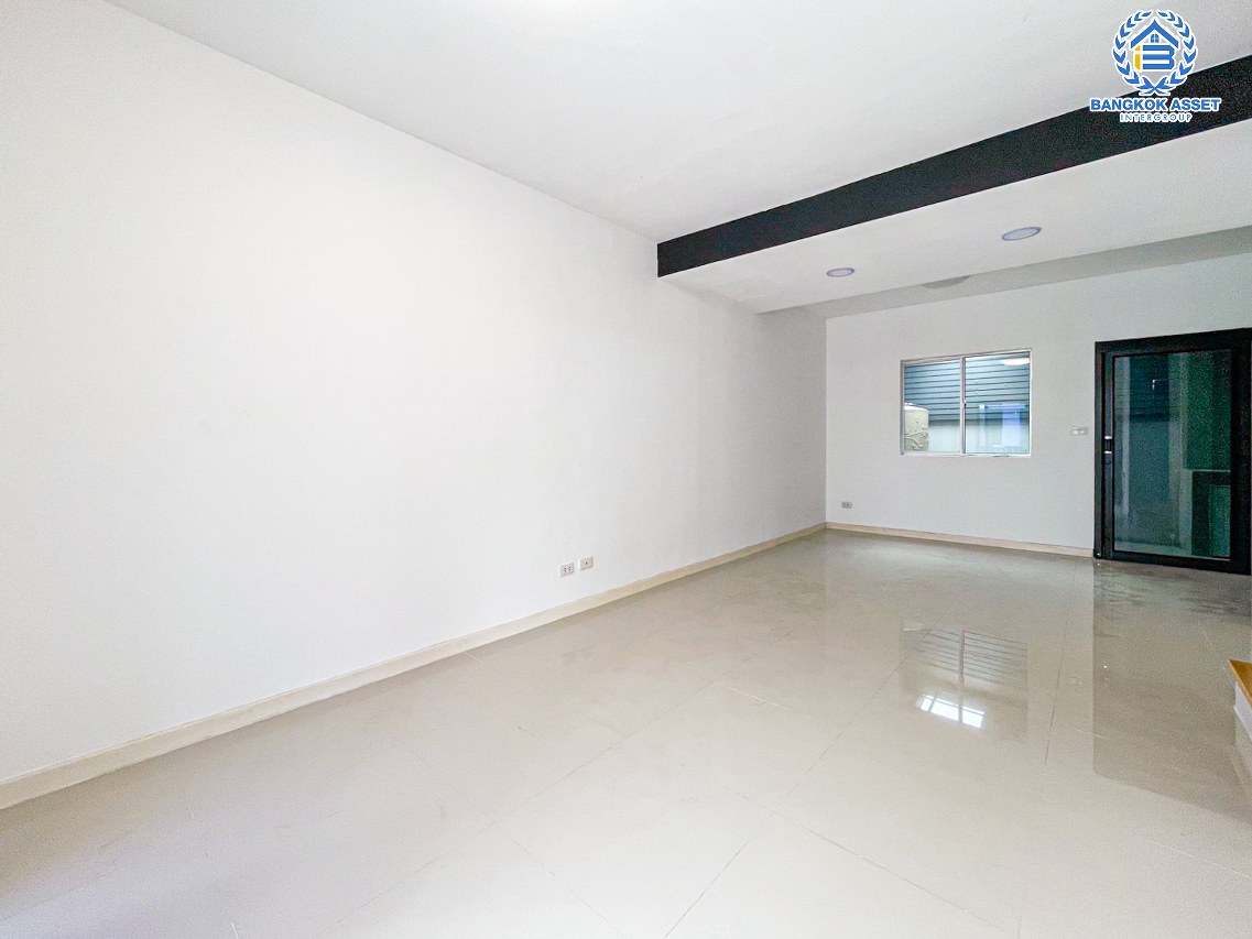 *****ทาวน์เฮ้าส์มือสองนครปฐม โครงการ พฤกษาวิลล์77 ปิ่นเกล้า-เพชรเกษม เนื้อที่ 18.5 ตร.ว. ฟังก์ชัน 3 ห้องนอน 2 ห้องน้ำ 1 ที่จอดรถ บ้านสภาพดี พร้อมเข้าอยู่ บนทำเลแห่งการเดินทาง เชื่อมต่อถนนเพชรเกษม ถนนพุทธมณฑลสาย 3 และสาย 4 ใกล้เดอะมอลล์ บางเเค จองเลย!