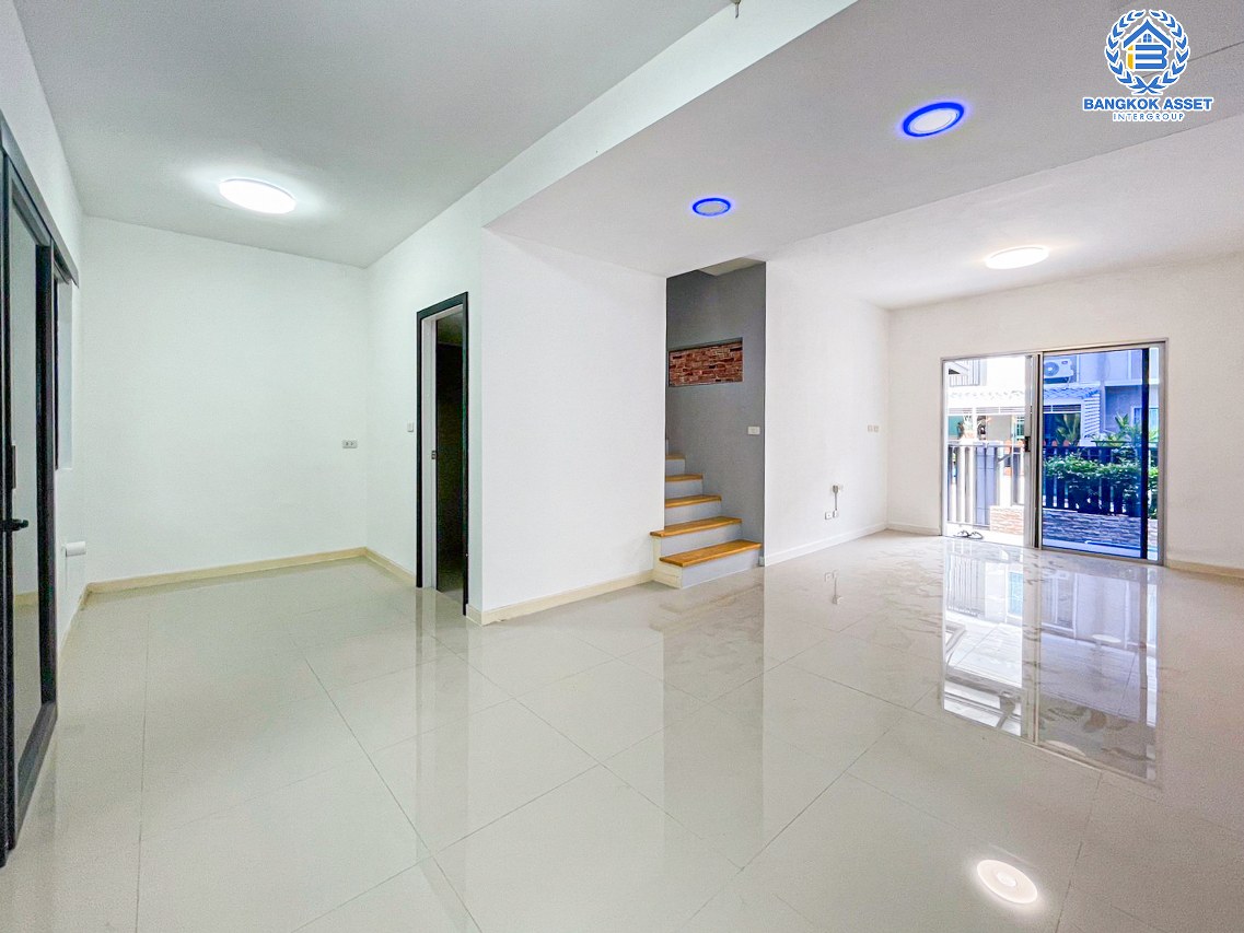 *****ทาวน์เฮ้าส์มือสองนครปฐม โครงการ พฤกษาวิลล์77 ปิ่นเกล้า-เพชรเกษม เนื้อที่ 18.5 ตร.ว. ฟังก์ชัน 3 ห้องนอน 2 ห้องน้ำ 1 ที่จอดรถ บ้านสภาพดี พร้อมเข้าอยู่ บนทำเลแห่งการเดินทาง เชื่อมต่อถนนเพชรเกษม ถนนพุทธมณฑลสาย 3 และสาย 4 ใกล้เดอะมอลล์ บางเเค จองเลย!