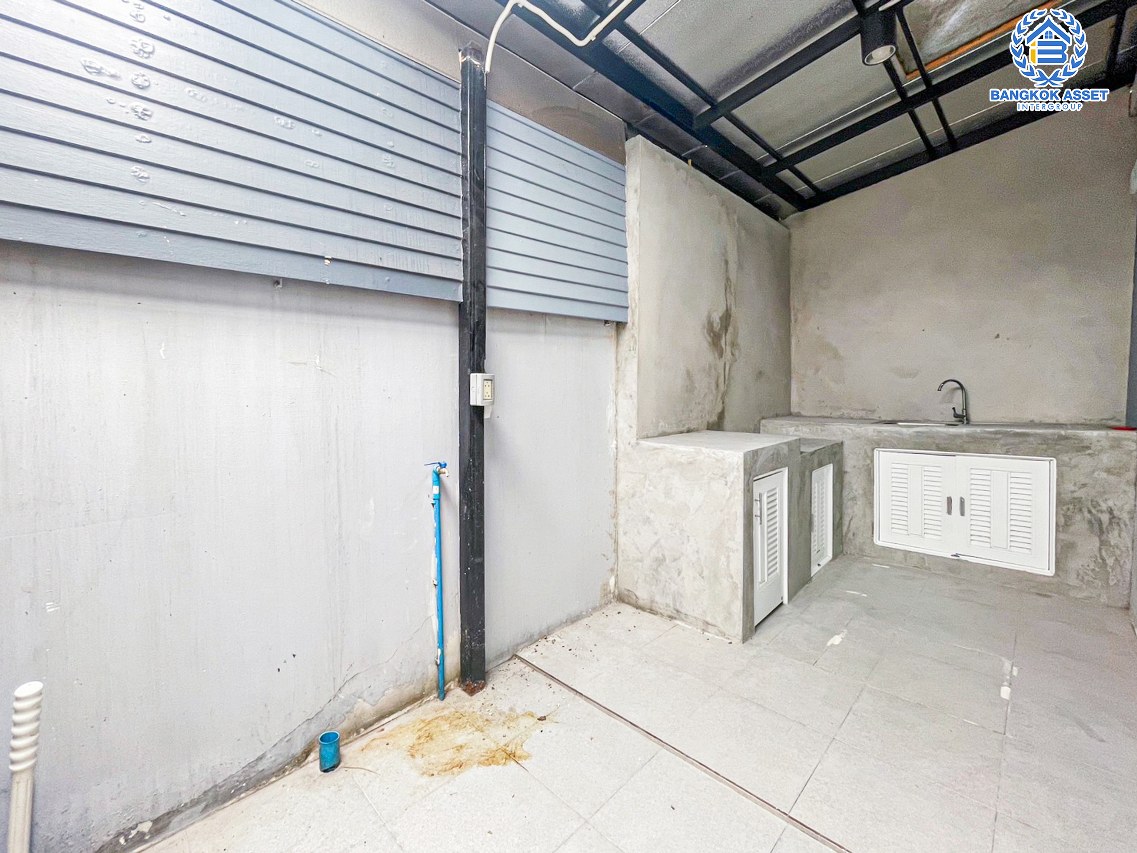 *****ทาวน์เฮ้าส์มือสองนครปฐม โครงการ พฤกษาวิลล์77 ปิ่นเกล้า-เพชรเกษม เนื้อที่ 18.5 ตร.ว. ฟังก์ชัน 3 ห้องนอน 2 ห้องน้ำ 1 ที่จอดรถ บ้านสภาพดี พร้อมเข้าอยู่ บนทำเลแห่งการเดินทาง เชื่อมต่อถนนเพชรเกษม ถนนพุทธมณฑลสาย 3 และสาย 4 ใกล้เดอะมอลล์ บางเเค จองเลย!