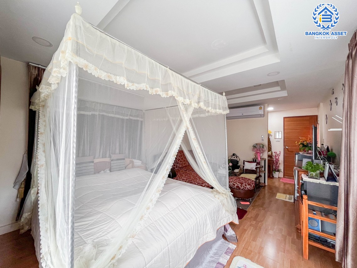 *****ทาวน์เฮ้าส์มือสองนนทบุรี หมู่บ้าน บ้านบัวทอง บางใหญ่-กาญจนาภิเษก เนื้อที่มากถึง 20 ตร.ว. ฟังก์ชัน 3 ห้องนอน 2 ห้องน้ำ 1 ที่จอดรถ บนทำเลเยี่ยม เพียง 300 เมตรก็ถึงรถไฟฟ้าสายสีม่วง "สถานีคลองบางไผ่" และยังใกล้ทางด่วน "ศรีรัช" ในราคาคุ้มสุดในย่านนี้!